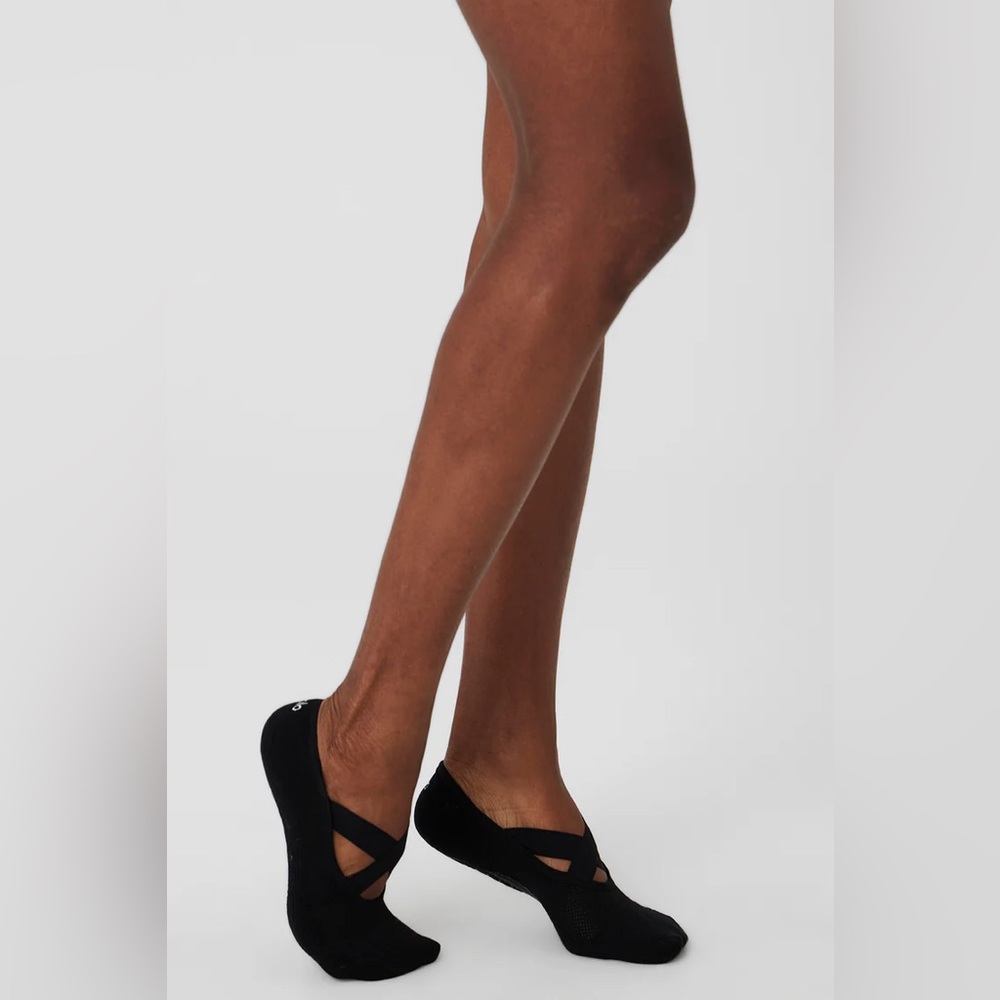 ALO YOGA | ✨NEW✨ Women's Pivot Barre Sock in Black